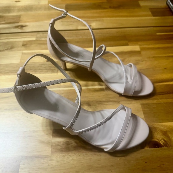 Le Chateaux Women’s Low Heel Shoe (Nude) 7 US - Picture 5 of 7